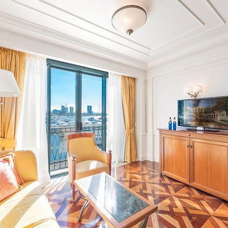 팔라초 베르사체 호텔 골드코스트 외부 사진 A living room at the hotel