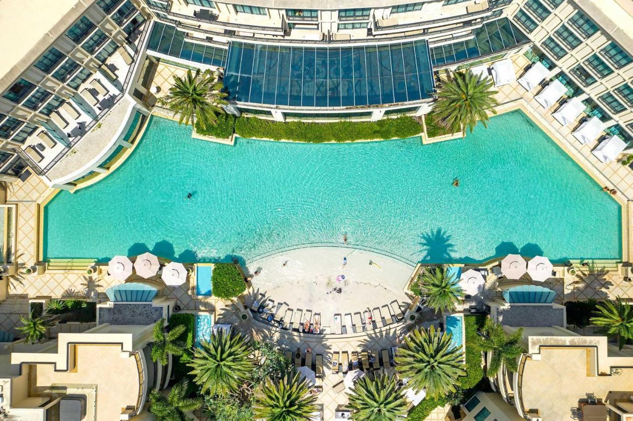 팔라초 베르사체 호텔 골드코스트 외부 사진 The pool at the Ritz-Carlton, Dubai