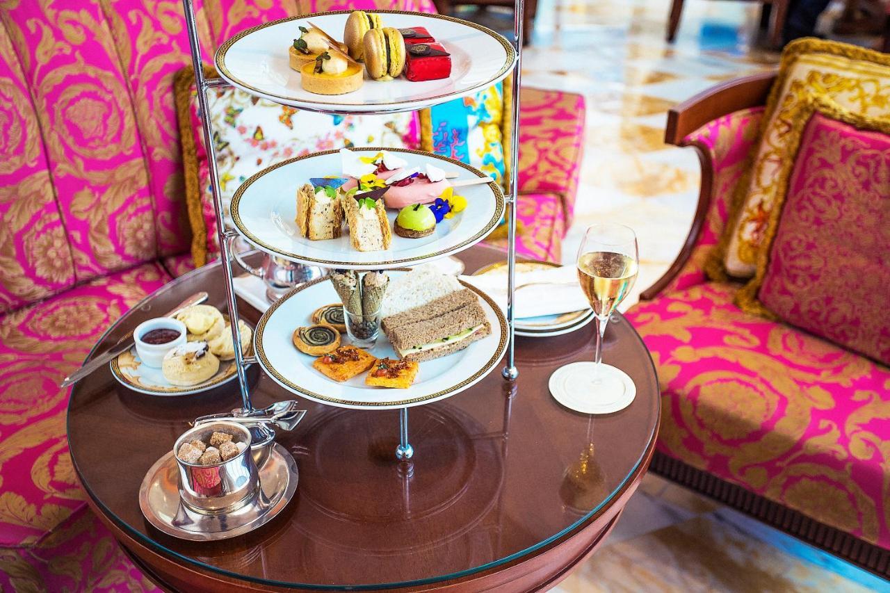 팔라초 베르사체 호텔 골드코스트 외부 사진 Afternoon tea at the Emirates Palace Hotel, Abu Dhabi