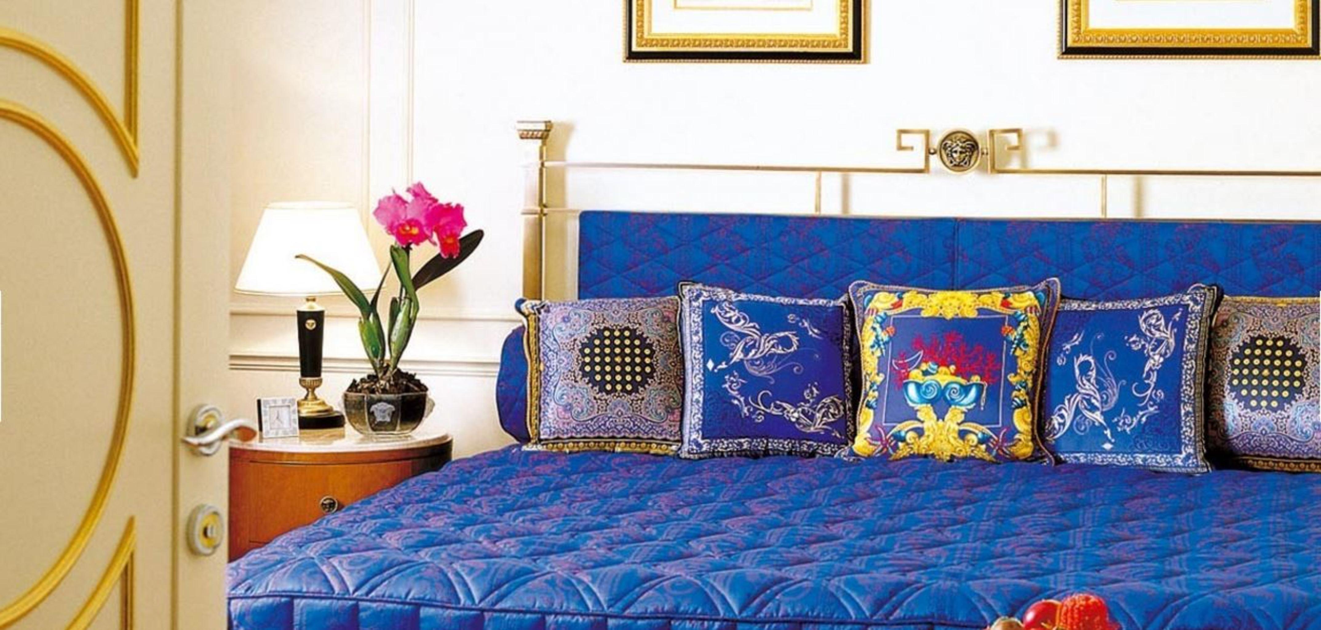 팔라초 베르사체 호텔 골드코스트 외부 사진 A bed with cushions