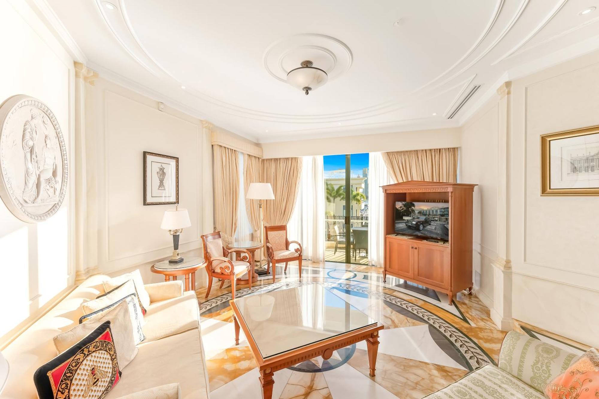 팔라초 베르사체 호텔 골드코스트 외부 사진 A living room at the Four Seasons Hotel