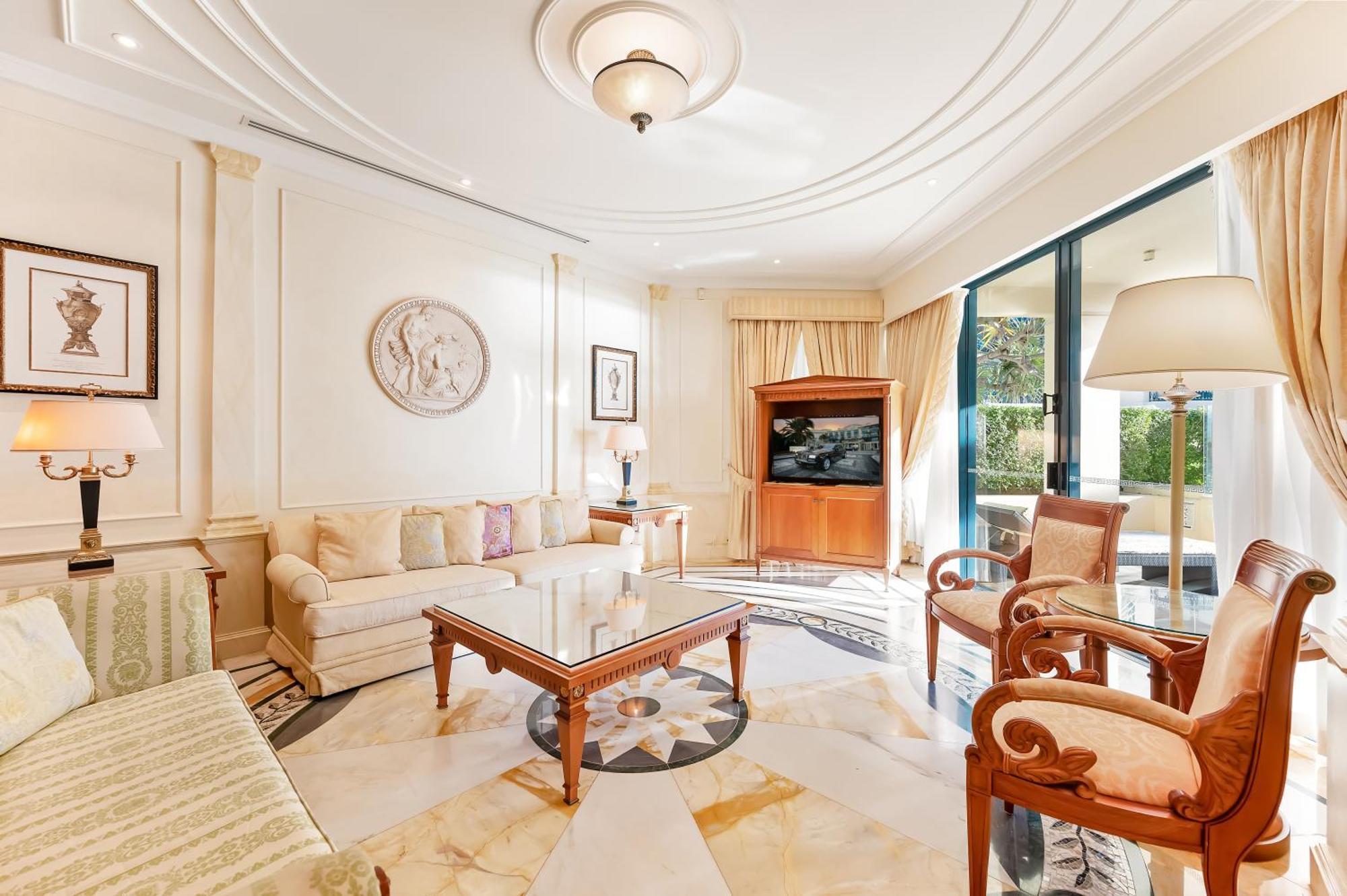 팔라초 베르사체 호텔 골드코스트 외부 사진 A living room at the Four Seasons Hotel